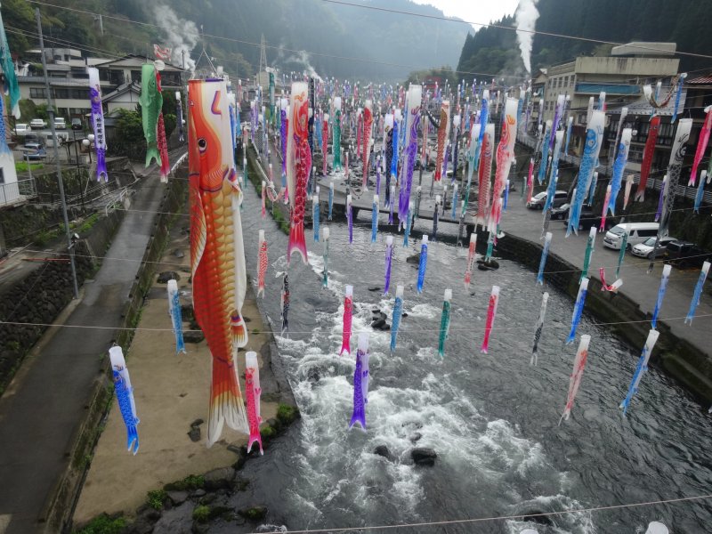 <p>Carp streamers above the river in Tsuetate Onsen</p>