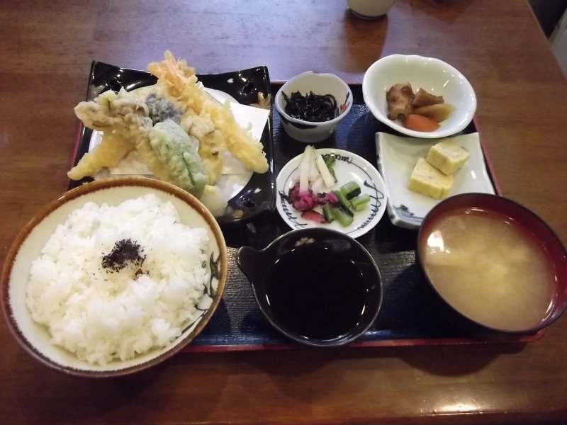 <p>My dinner, the full tempura set</p>