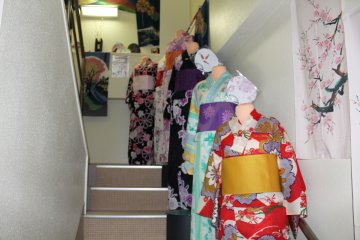<p>Radiant yukata costumes run up the stairs</p>