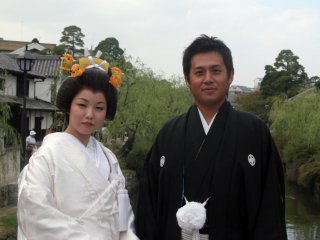 Un couple de mari&eacute;s dans le quartier Bikan de Kurashiki
