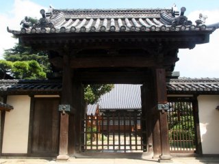 La porte menant &agrave; un sanctuaire dans le quartier Bikan
