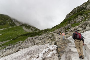 <p>The first stage of the hike, from the Murodo base station, is paved and relatively easy
&nbsp;</p>