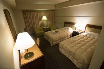 <p>The twin room in Grand Hotel Hamamatsu. Interiors are&nbsp;luxurious and clean,&nbsp;and those beds are&nbsp;super comfortable.</p>