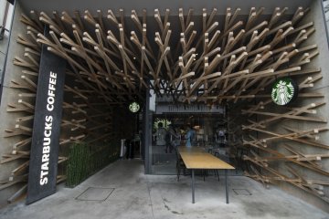 <p>The beautiful facade of Starbucks Dazaifu.</p>