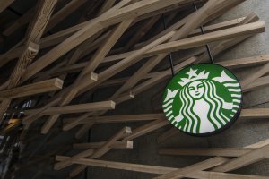 Di tengah tongkat kayu, logo toko yang ditempatkan dengan baik memberi tahu Anda bahwa ini adalah salah satu kafe Starbucks yang sangat unik.