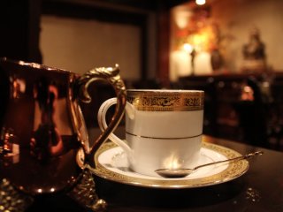 Một chiếc cốc và đĩa tuyệt vời cho một tách cà phê ngon