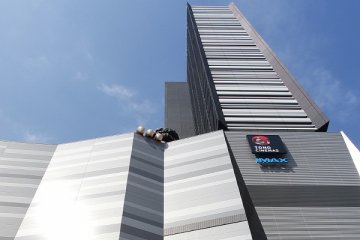 <p>El edificio MARUHAN Shinjuku Toho est&aacute; ubicado es esta torre. F&iacute;jate en los cines y en Godzila asom&aacute;ndose por encima</p>