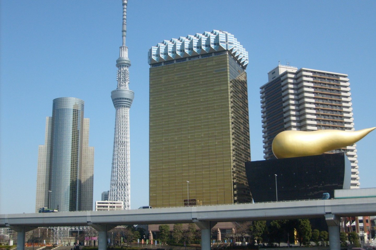 Una vista del Skytree y el edificio Asahi desde el puente cerca del hotel