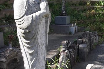 <p>In the small garden there&#39;s a big statue...</p>