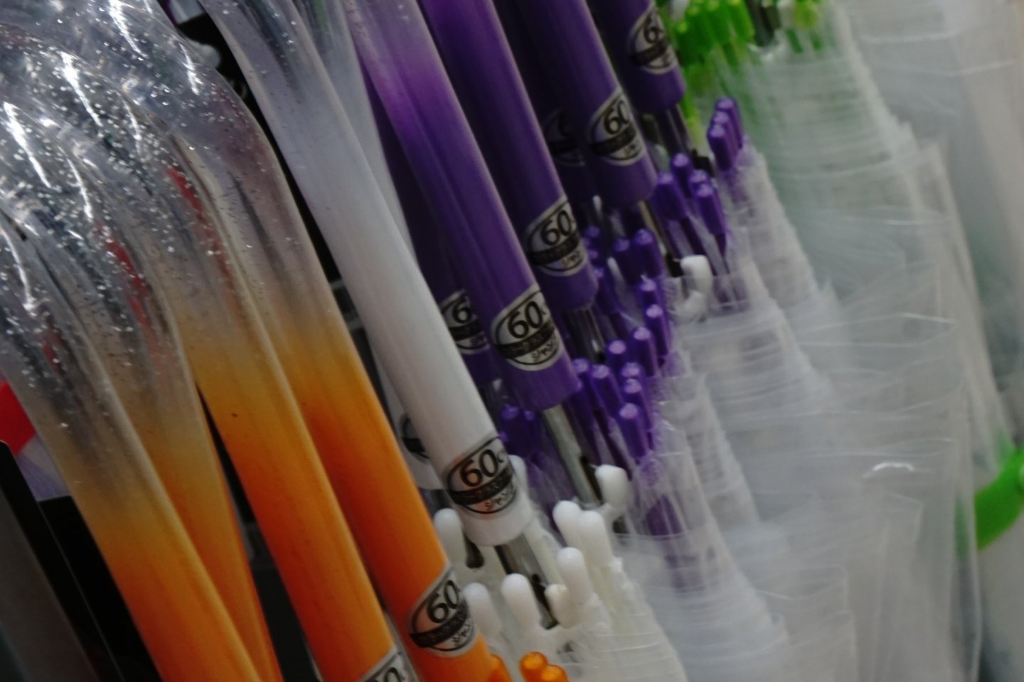 Payung bening transparan adalah yang paling popular digunakan