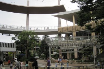 <p>The Central Garden and the walkway (on the 3rd floor) are great locations to take a break from all the shopping hustle and bustle</p>