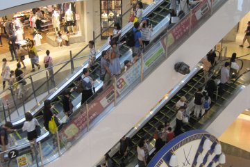 <p>Throngs of people come to shop at LaLaport every day, from Kamoi and Yokohama locals to visitors from outside the prefecture</p>