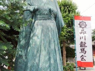  Cette statue de Ryoma Sakamoto rappelle aux passants qu'il était affecté à une batterie navale ici lorsque les navires noirs du Commodore Perry ont navigué dans la baie de Tokyo en 1853. Voir les navires est supposé avoir été un événement important dans sa vie