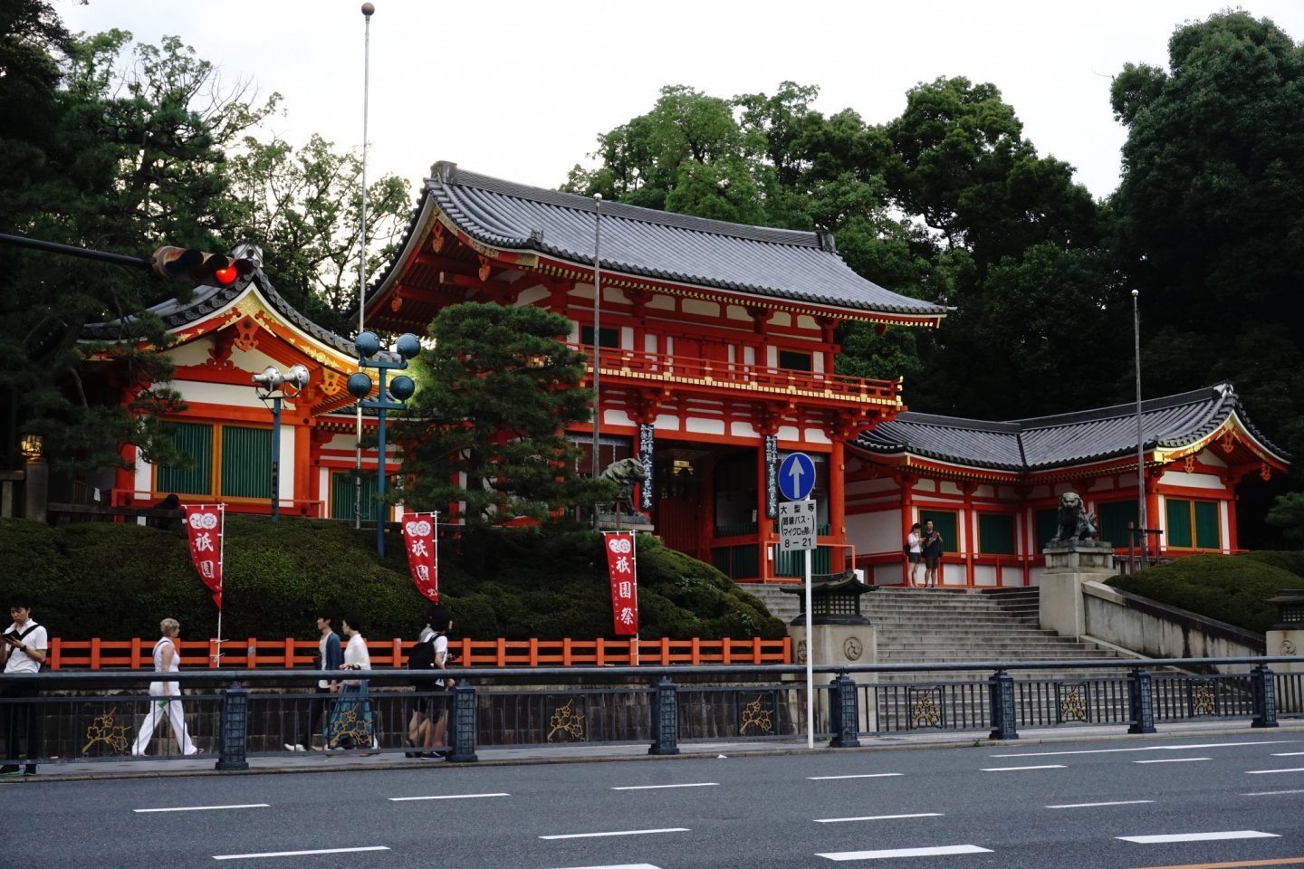 Yasaka Shrine tetap berdiri megah ditengah peradaban dan kemajuan Gion