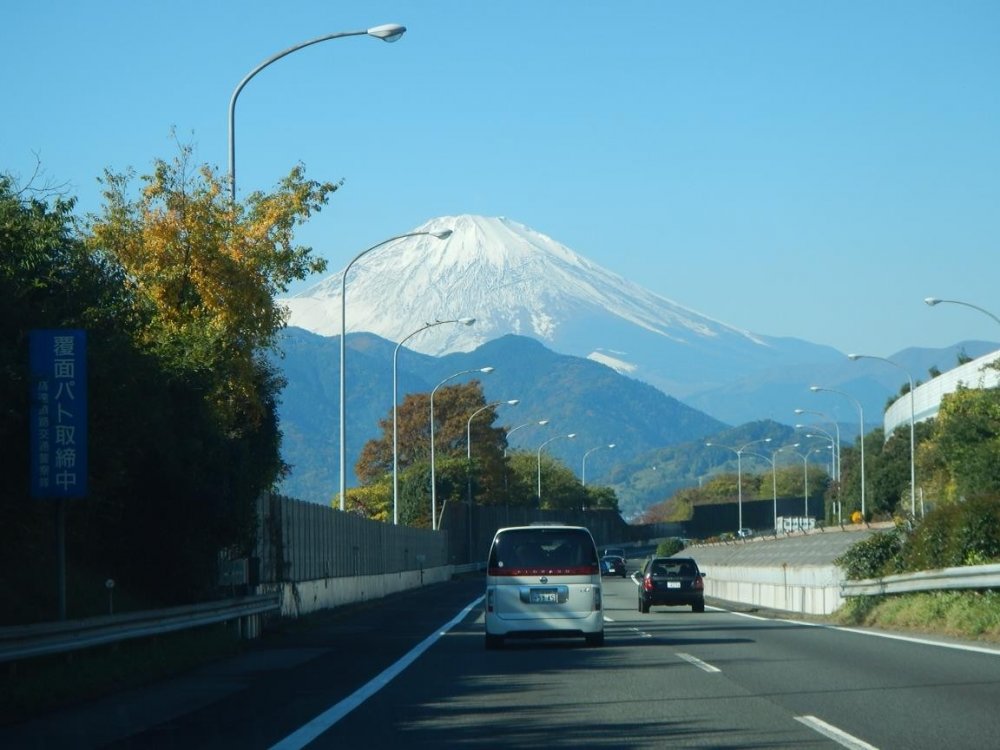 Khung cảnh đẹp như tranh vẽ của núi Phú Sỹ nhìn từ đường quốc lộ dẫn đến thành phố Gotemba 