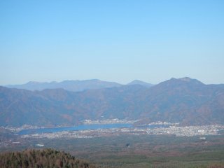 Hồ Yamanaka nhìn từ nhà ga thứ 2