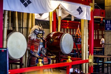 <p>During your lunch, you will be able to enjoy the nice sounds of taiko drums. Two staff members play these huge instruments every day.</p>