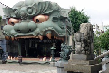 Yasaka Shrine is also known for its shisa looking lion