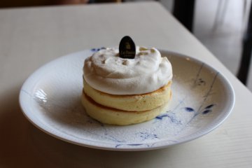 <p>Plain cream-topped pancakes</p>