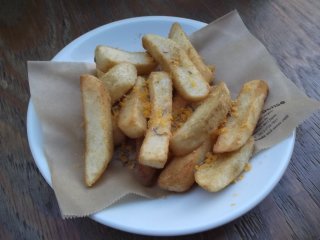 Картошка фри с семенами тмина и сыром Мимолет