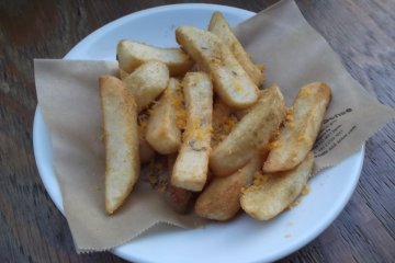 <p>Chips with cumin seed and Mimolette cheese</p>