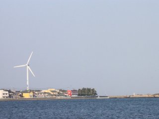 Even before you reach Choshi and as you travel around the city, you will not miss the windmills surrounding the area. Wind power is currently being developed here, for use not just in Choshi but even in Tokyo.