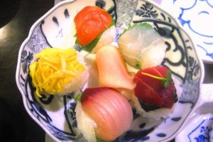 You can make these Sushi balls at Roujiya cooking school.