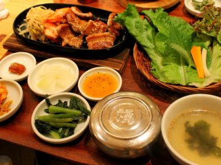 I ordered the Samgyeupsal set complete with lettuce, garlic, kimchi, chili sauce and other side dishes.
