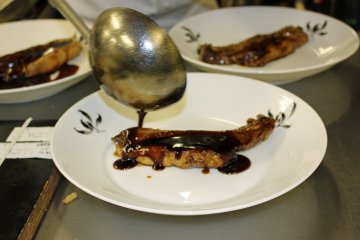 <p>Super tender pan-fried pork spare ribs having the final touch (black vinegar sauce) put on by Tokokuro&#39;s expert chefs</p>