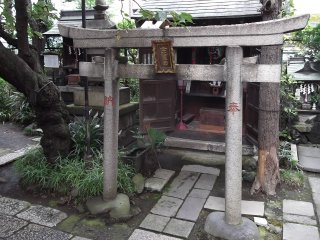 See the little side shrines behind the gate