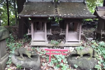 <p>Another tiny side shrine</p>