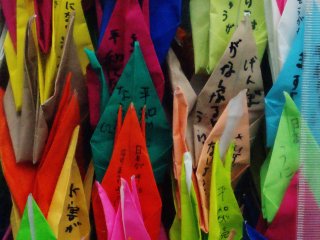 Les messages de paix sont &eacute;crits sur les origami
