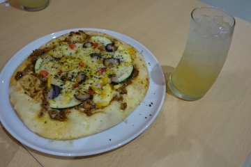 <p>Very good curry pizza.</p>