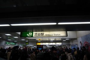 ป้ายชื่อสถานี ชิบูย่า ตรงทางออกฝั่งที่ฮาจิโกะจ้องมอง