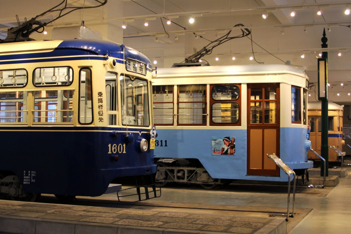Beberapa tram dari tahun yang berbeda ditempatkan di museum ini