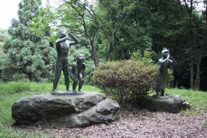Статуи трёх детей, зовущих духов леса