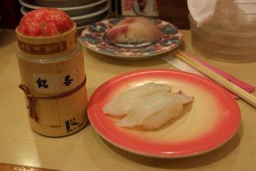 <p>Суши с кальмаром и баночка с вкусным зелёным чаем</p>