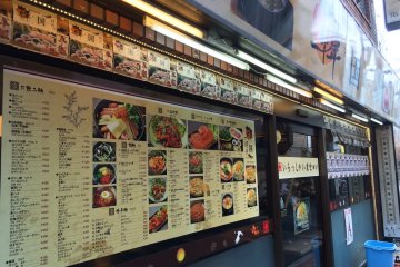 코리안 바베큐를 포함한 여러 종류의 한국 식당이 많다