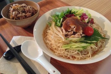 <p>Soumen noodles topped with pork and seasonal vegetables make for a nice end of summer treat.</p>