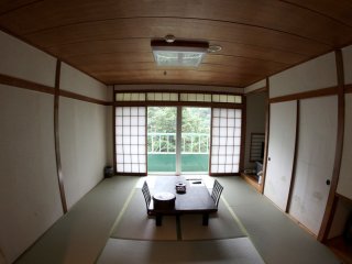Kamar dengan perabotan tradisional, beralaskan tatami dan sebuah meja. Sebuah televisi juga disediakan tentunya