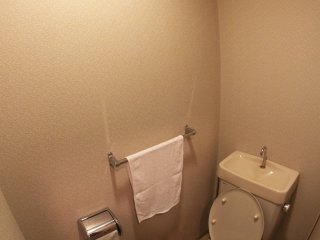 Như được biết, ở Nhật Bản, phòng vệ sinh được ngăn cách với phòng tắm, như vậy sẽ dễ dàng cho hai người sử dụng cùng một lúc