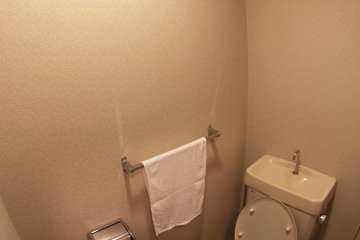 일본에서 잘 알려진 것처럼 화장실은 욕실과 분리되어 있어서 두 사람이 동시에 사용하는 것이 용이하다.
