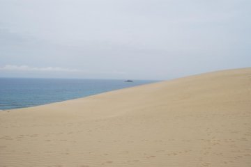 Behind the dunes lies the Sea of Japan
