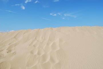 Узоры ветряных волн на песке