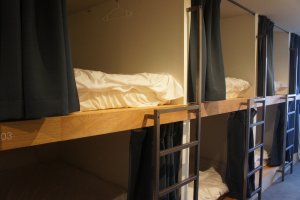 Kamar 10-bed dormitory yang nyaman dan tenang.