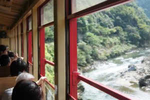 Gunung, lembah, dan sungai adalah pemandangan yang mendominasi perjalanan Sagano Romantic Train
