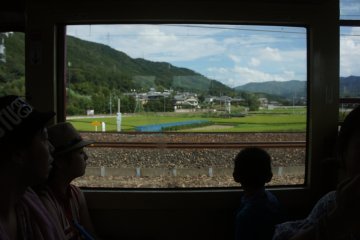 <p>As we got closer to Kameoka Station, we were greeted with rice fields and farm houses.</p>