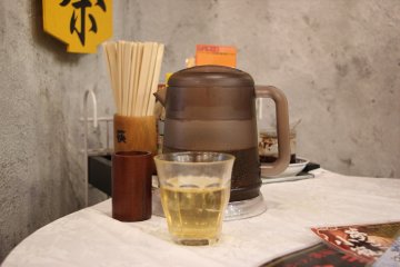 <p>Чайник с холодным жасминовым чаем</p>
