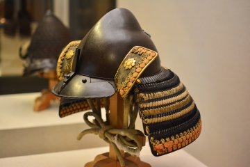 幾十年前城堡護衛戴的頭盔