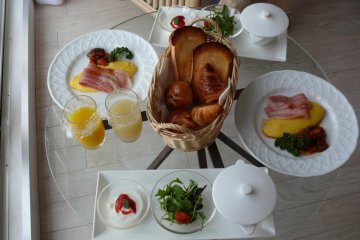 โรงแรมมีอาหารให้เลือกมากมาย โดยอาหารเช้าจะเสิร์ฟที่ห้อง